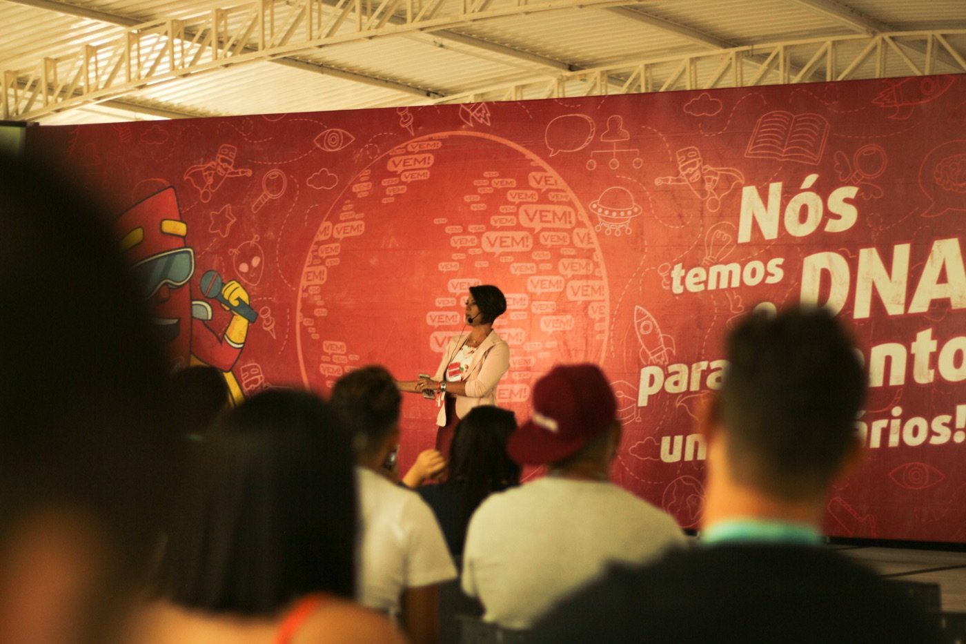 Dra. Marcela ensinando o modelo de negócio ao vivo, em palco de imersão