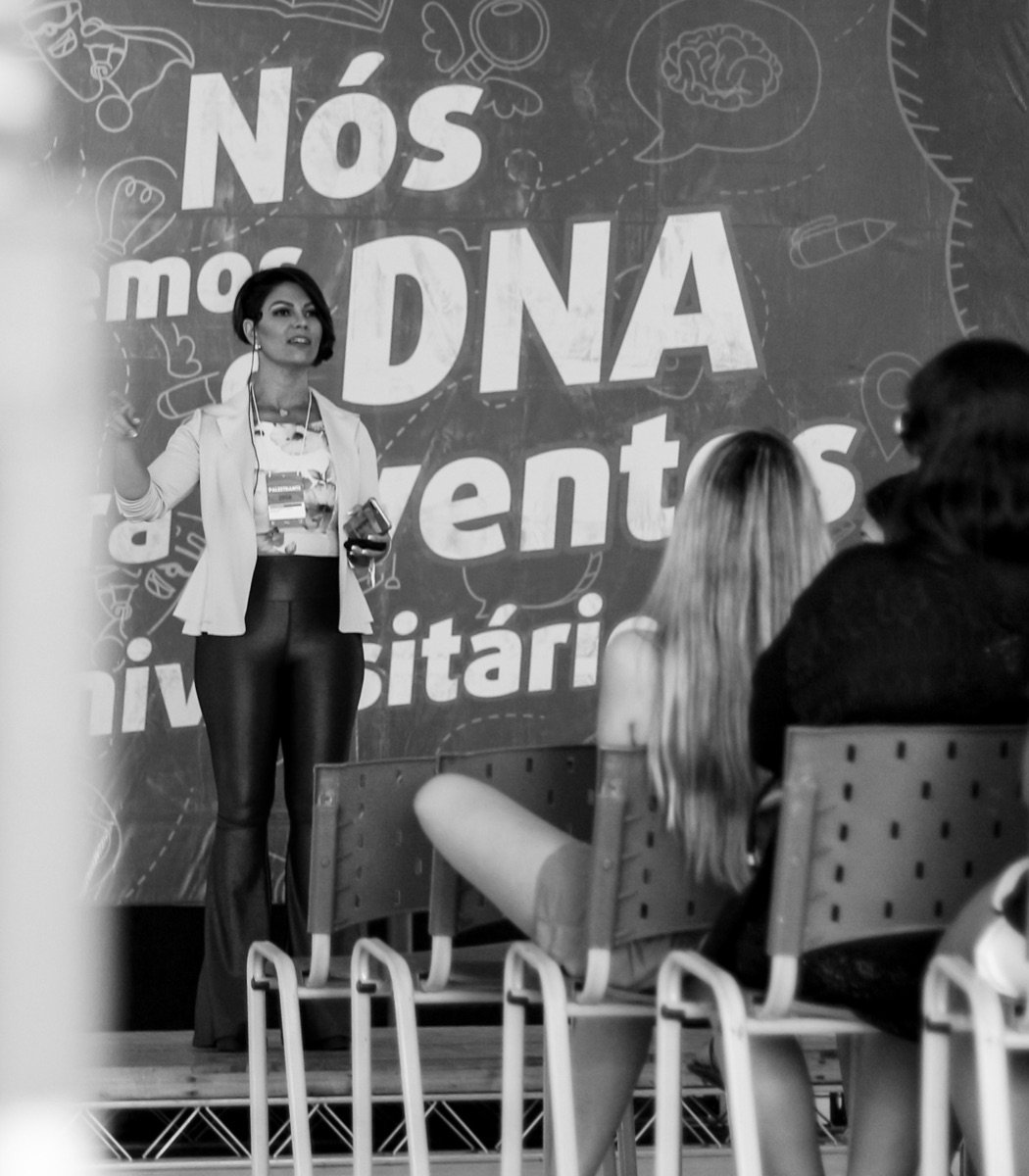 Dra. Marcela no palco durante imersão presencial